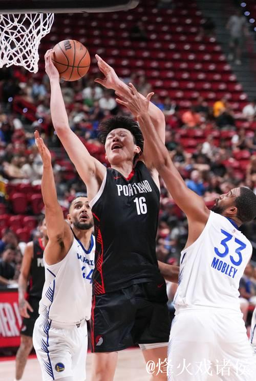 杨瀚森3分半失误1次,詹姆斯20+9+8难救主,开拓者轻松击败湖人 杨瀚森3分半失误1次,詹姆斯20+9+8难救主,开拓者轻松击败湖人
